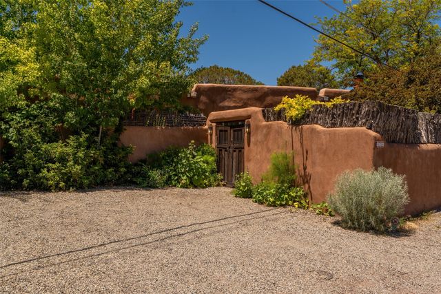 416 Apodaca Hill, Santa Fe, NM 87501