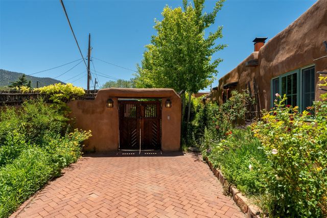 416 Apodaca Hill, Santa Fe, NM 87501