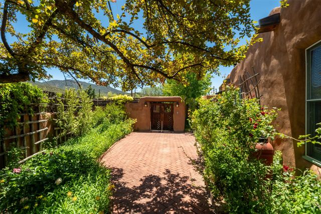 416 Apodaca Hill, Santa Fe, NM 87501