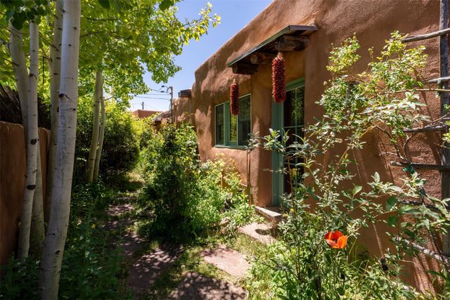 416 Apodaca Hill, Santa Fe, NM 87501