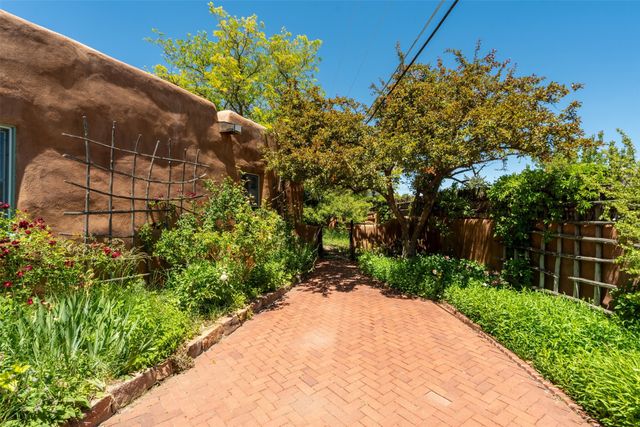 416 Apodaca Hill, Santa Fe, NM 87501