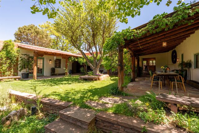 416 Apodaca Hill, Santa Fe, NM 87501