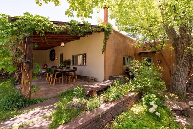 416 Apodaca Hill, Santa Fe, NM 87501