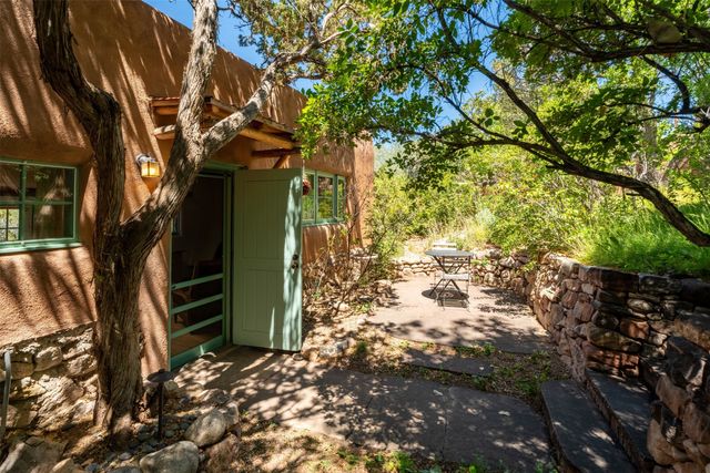 416 Apodaca Hill, Santa Fe, NM 87501