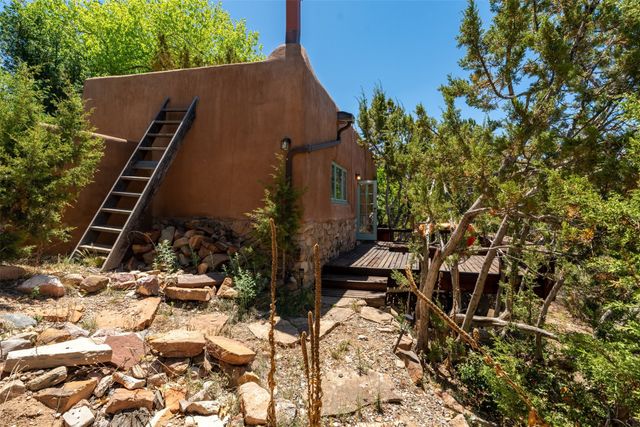 416 Apodaca Hill, Santa Fe, NM 87501