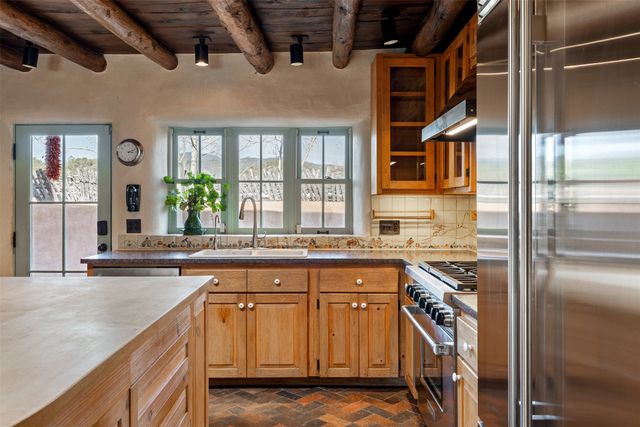 416 Apodaca Hill, Santa Fe, NM 87501