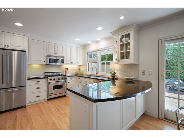 3000 WESTVIEW Ct, Lake Oswego, OR 97034