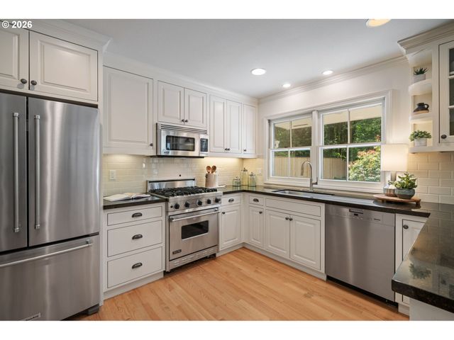 3000 WESTVIEW Ct, Lake Oswego, OR 97034
