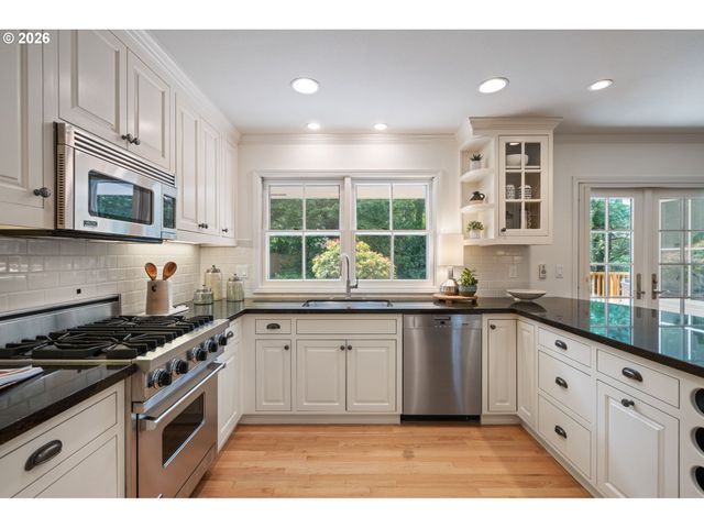 3000 WESTVIEW Ct, Lake Oswego, OR 97034