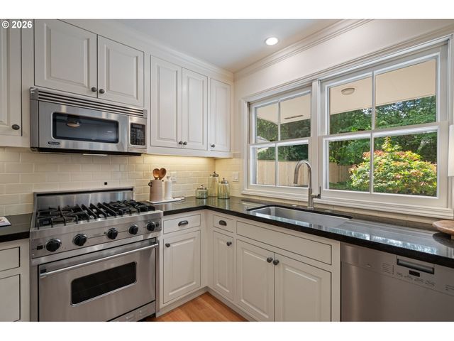 3000 WESTVIEW Ct, Lake Oswego, OR 97034