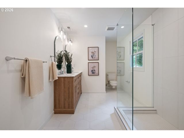 3000 WESTVIEW Ct, Lake Oswego, OR 97034