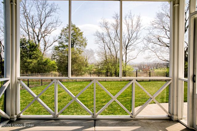 17801 Shakes Creek Dr, Fisherville, KY 40023