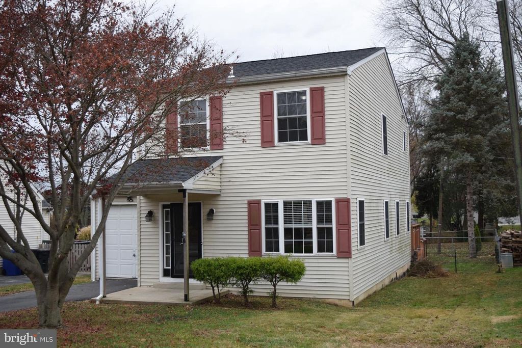 3011 ROBERTS RD, Aston, PA 19014