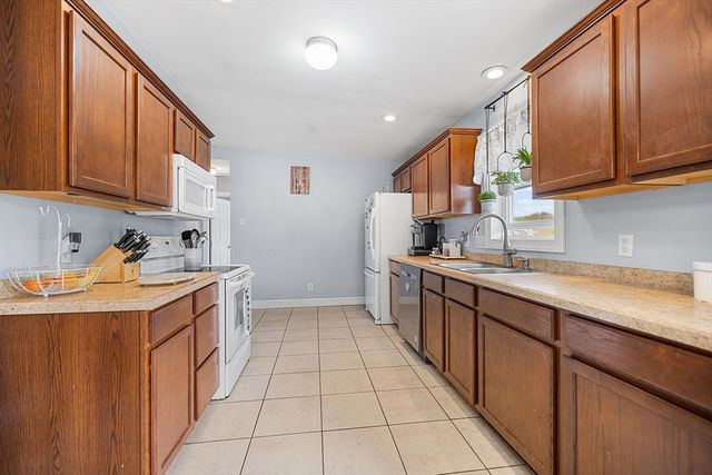 3 Dominique Dr, Webster, MA 01570
