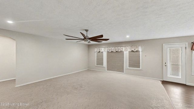 367 Copper Creek Dr, Mt Washington, KY 40047