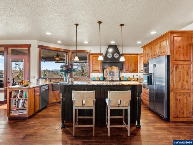 7118 Grandview Av, Scotts Mills, OR 97375