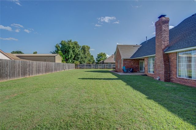 600 N Songbird Way, Mustang, OK 73064