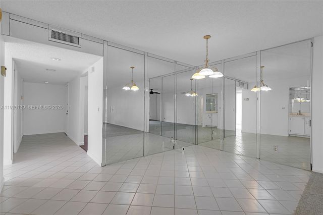 302 Lakeview Dr 105, Weston, FL 33326