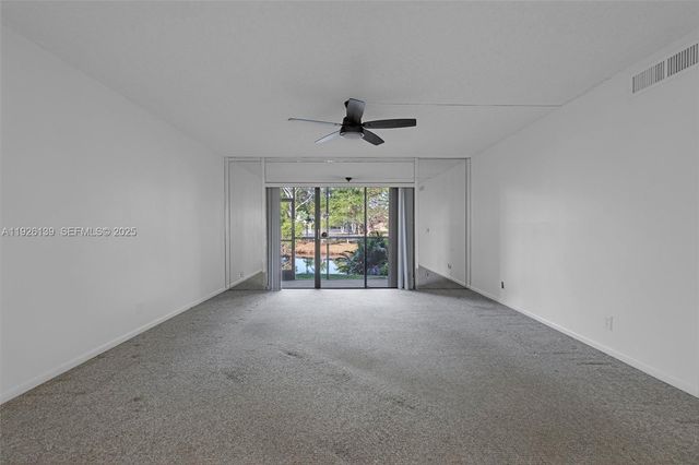 302 Lakeview Dr 105, Weston, FL 33326