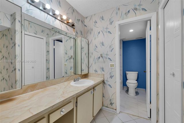 302 Lakeview Dr 105, Weston, FL 33326