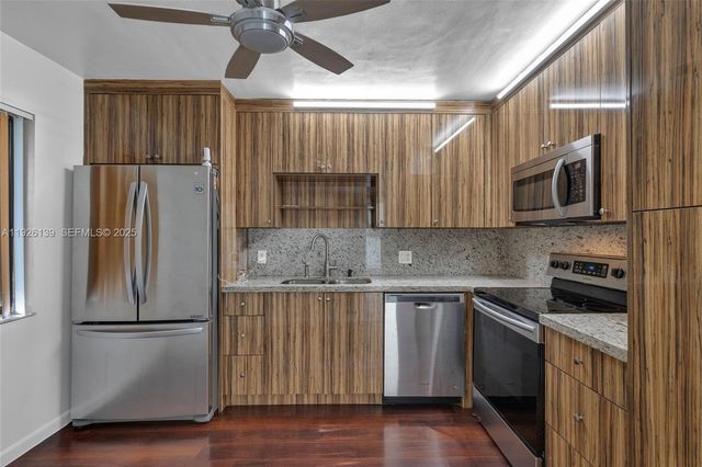 302 Lakeview Dr 105, Weston, FL 33326