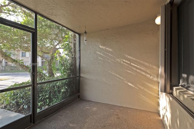 302 Lakeview Dr 105, Weston, FL 33326