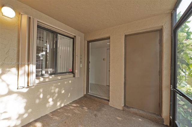 302 Lakeview Dr 105, Weston, FL 33326