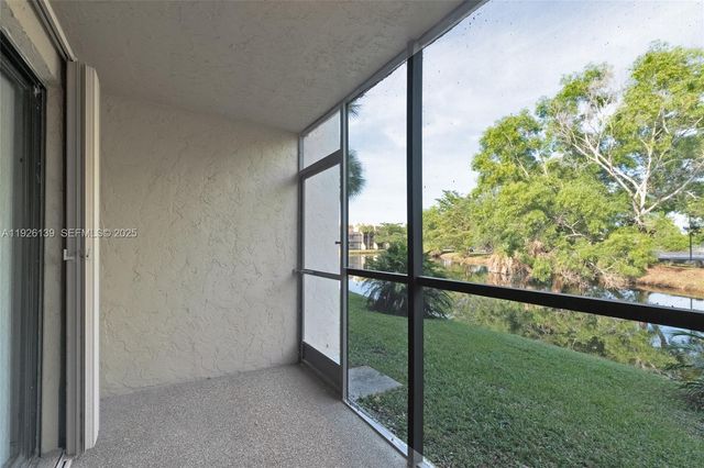 302 Lakeview Dr 105, Weston, FL 33326