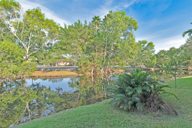 302 Lakeview Dr 105, Weston, FL 33326