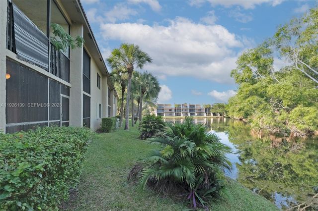 302 Lakeview Dr 105, Weston, FL 33326