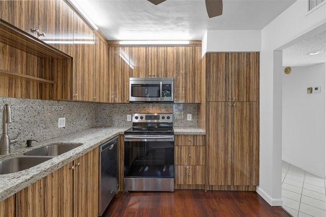 302 Lakeview Dr 105, Weston, FL 33326