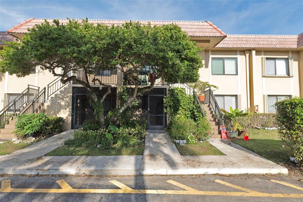 302 Lakeview Dr 105, Weston, FL 33326