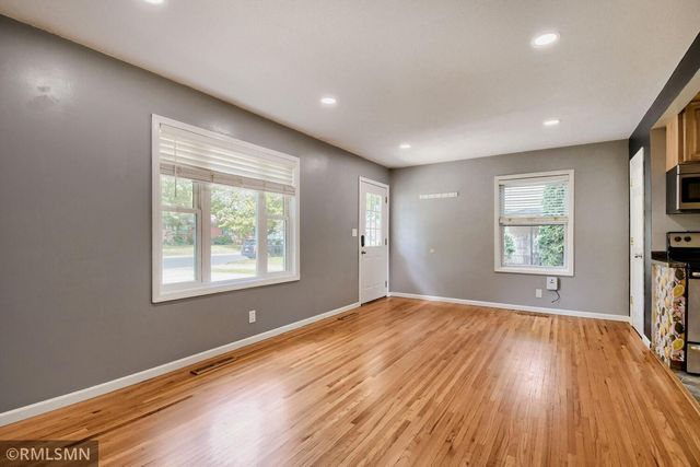 911 5th Street W, Hastings, MN 55033