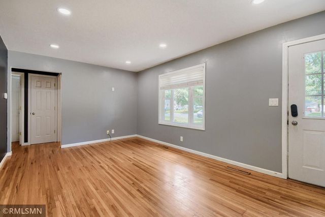 911 5th Street W, Hastings, MN 55033