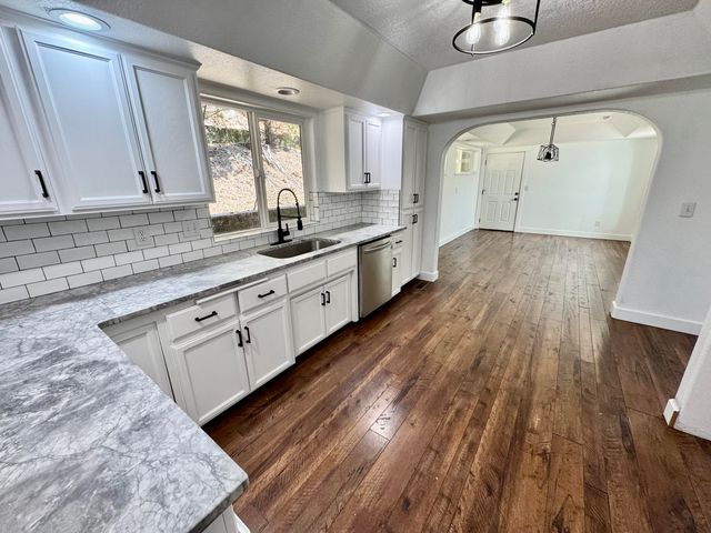 901 Manzanita Drive, Rogue River, OR 97537