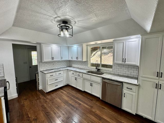 901 Manzanita Drive, Rogue River, OR 97537