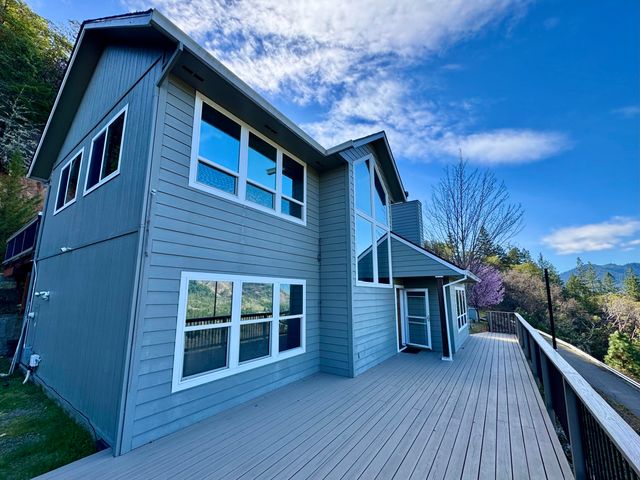 901 Manzanita Drive, Rogue River, OR 97537