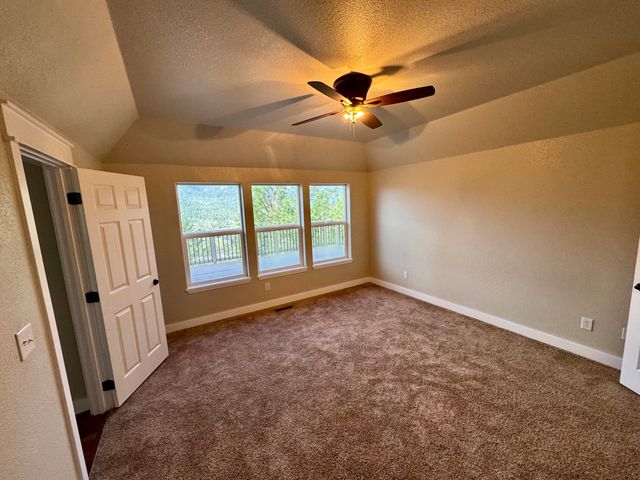 901 Manzanita Drive, Rogue River, OR 97537