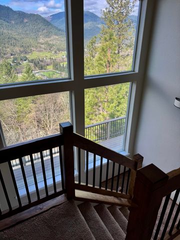 901 Manzanita Drive, Rogue River, OR 97537