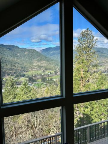 901 Manzanita Drive, Rogue River, OR 97537