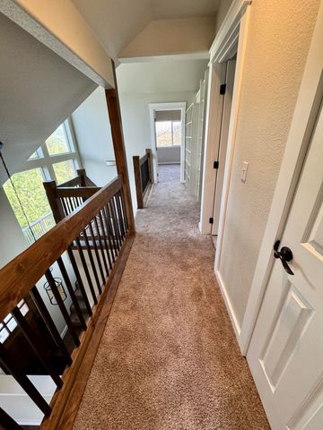 901 Manzanita Drive, Rogue River, OR 97537