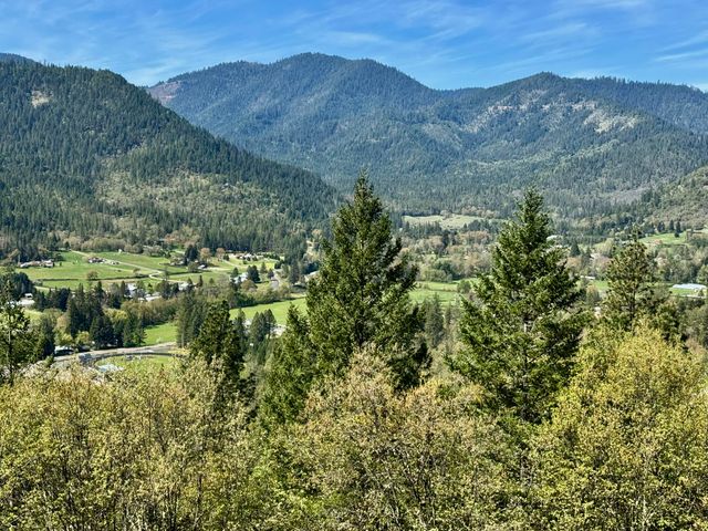 901 Manzanita Drive, Rogue River, OR 97537