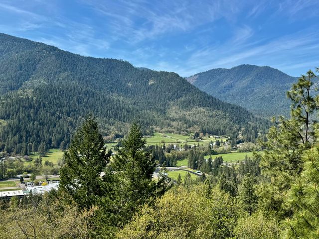 901 Manzanita Drive, Rogue River, OR 97537