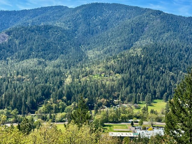 901 Manzanita Drive, Rogue River, OR 97537