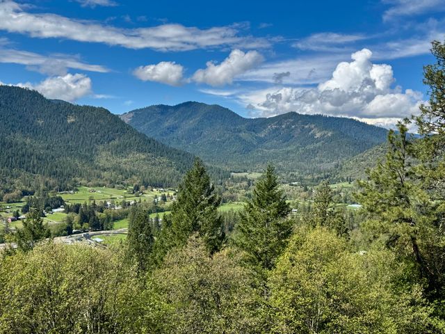 901 Manzanita Drive, Rogue River, OR 97537