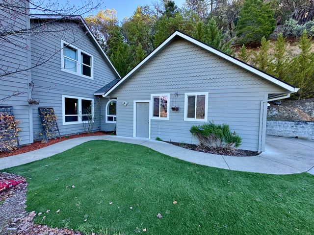 901 Manzanita Drive, Rogue River, OR 97537