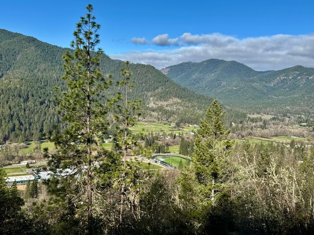 901 Manzanita Drive, Rogue River, OR 97537