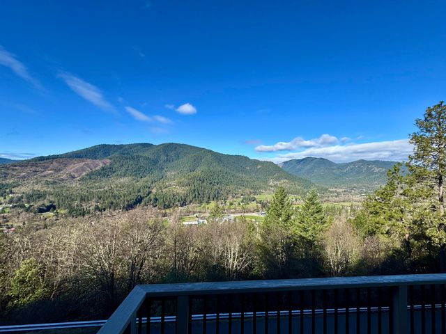 901 Manzanita Drive, Rogue River, OR 97537