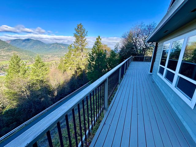 901 Manzanita Drive, Rogue River, OR 97537