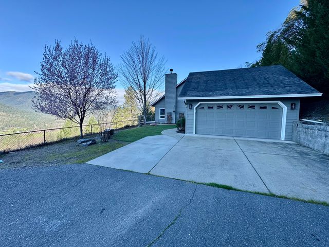 901 Manzanita Drive, Rogue River, OR 97537
